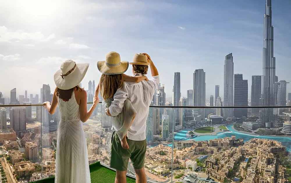 Tre viaggiatori osservano Dubai da un balcone