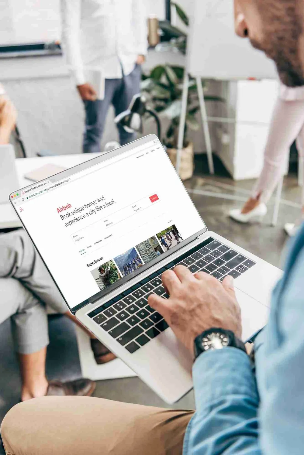 Persona revisando una página web en un portátil