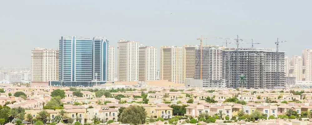 Immeubles résidentiels et espaces verts de Dubai Sports City