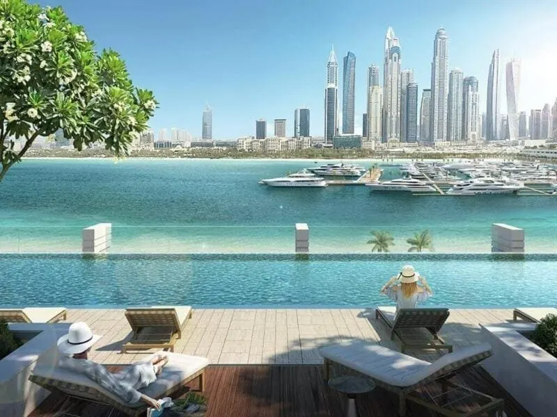 Terraza con piscina y vistas al agua y a las torres