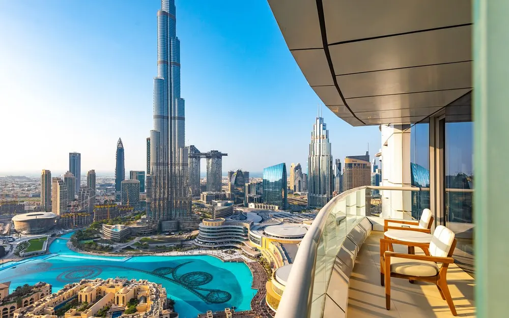 Vue d’un balcon sur le Burj Khalifa et le lac de Downtown Dubai