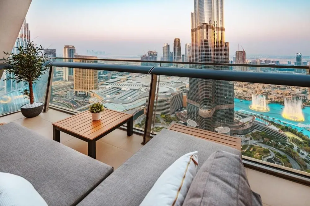 Asientos en un balcón con vistas al Burj Khalifa y Downtown Dubai