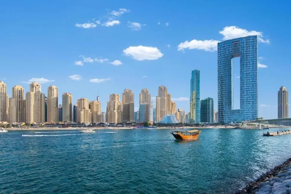 واجهة دبي البحرية بأبراج وقارب خشبي تقليدي