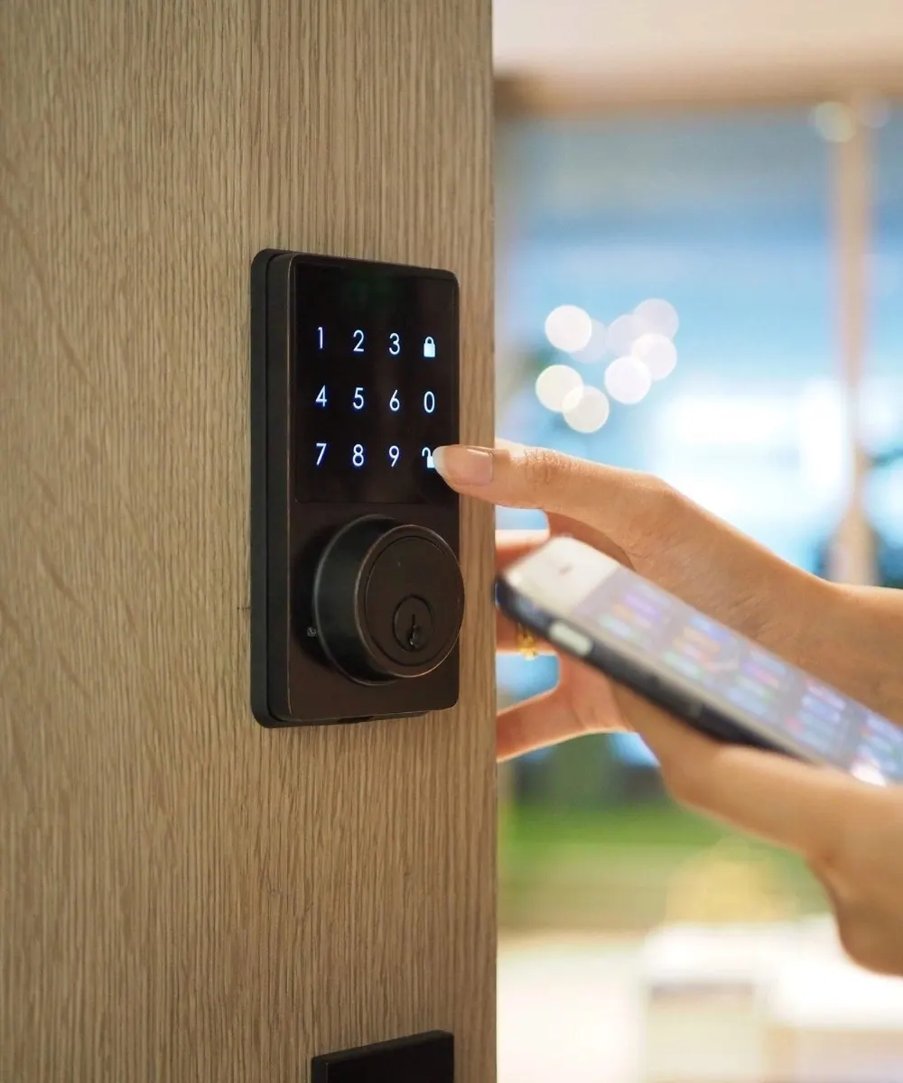 Persona che inserisce un codice su una serratura smart