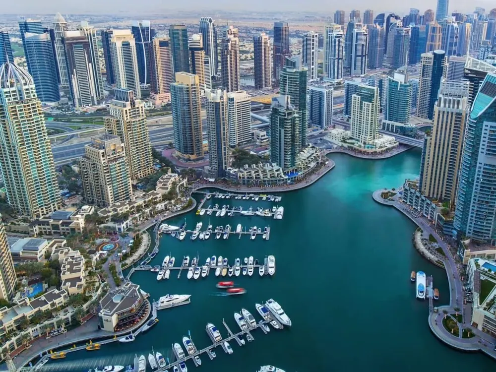 Vista aérea de los canales, yates y torres de Dubai Marina