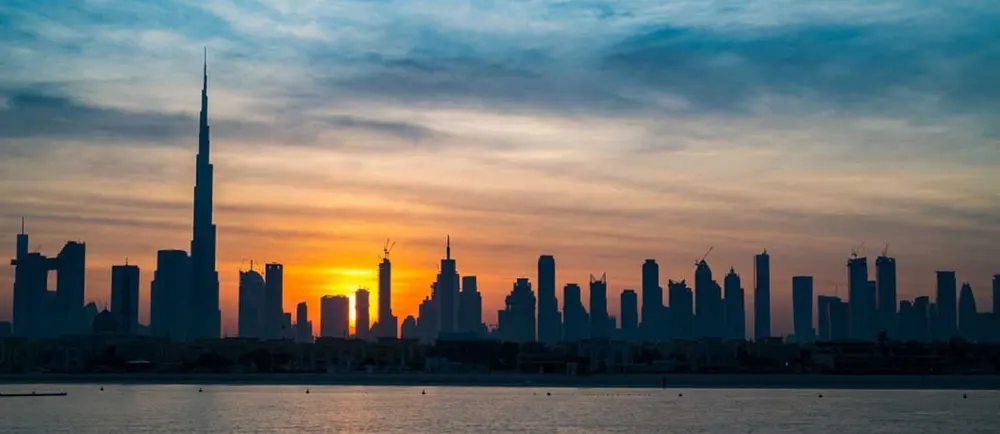 Silhouettes du Burj Khalifa et des tours de Dubaï au coucher du soleil