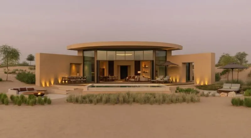 Villa basse au toit circulaire dans un paysage désertique