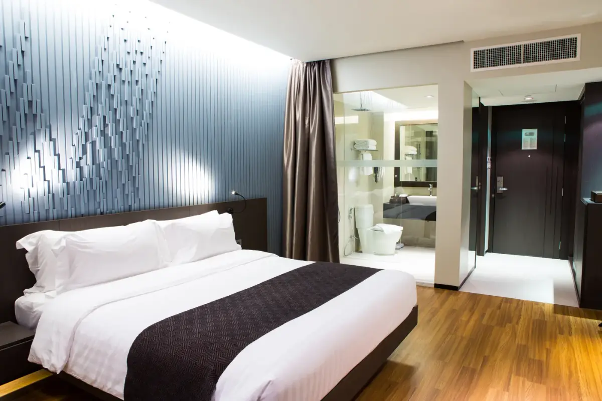Chambre d’hôtel avec lit double et mur bleu à motifs