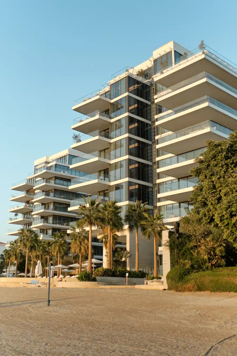 Immeuble avec balcons près d’une plage de sable