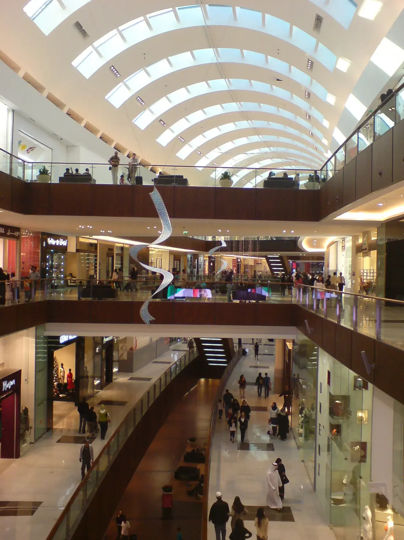 Intérieur du Dubai Mall sur plusieurs niveaux sous une verrière voûtée