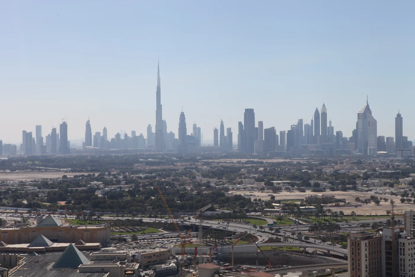 Horizonte de Dubái con el Burj Khalifa sobre las torres circundantes