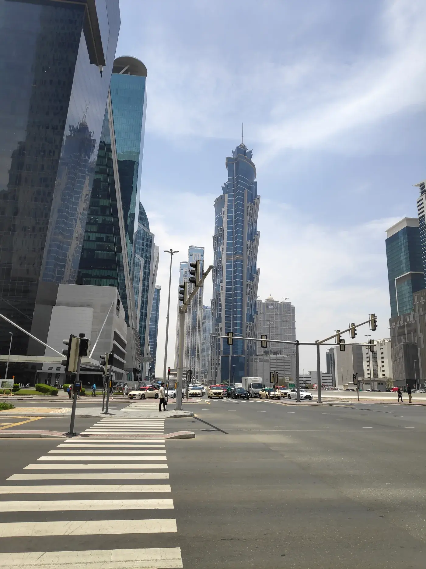 Vue depuis la rue sur les tours de Business Bay à Dubaï