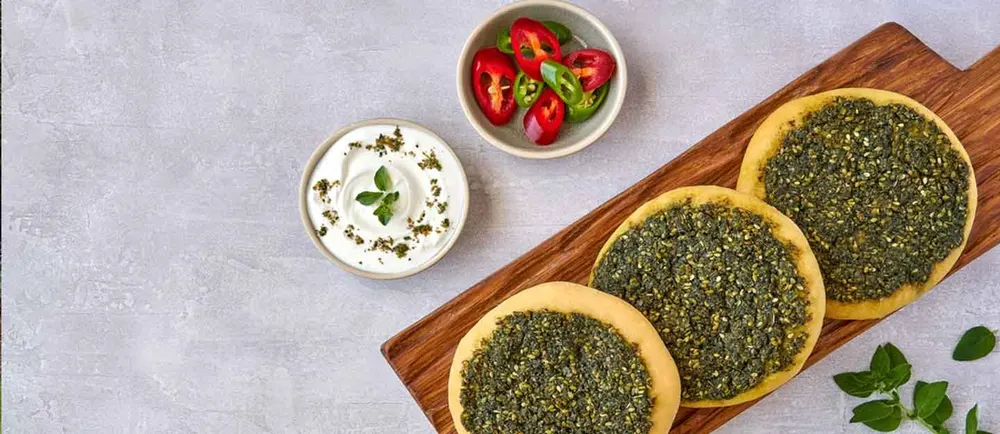 Galettes au zaatar accompagnées de légumes et de yaourt