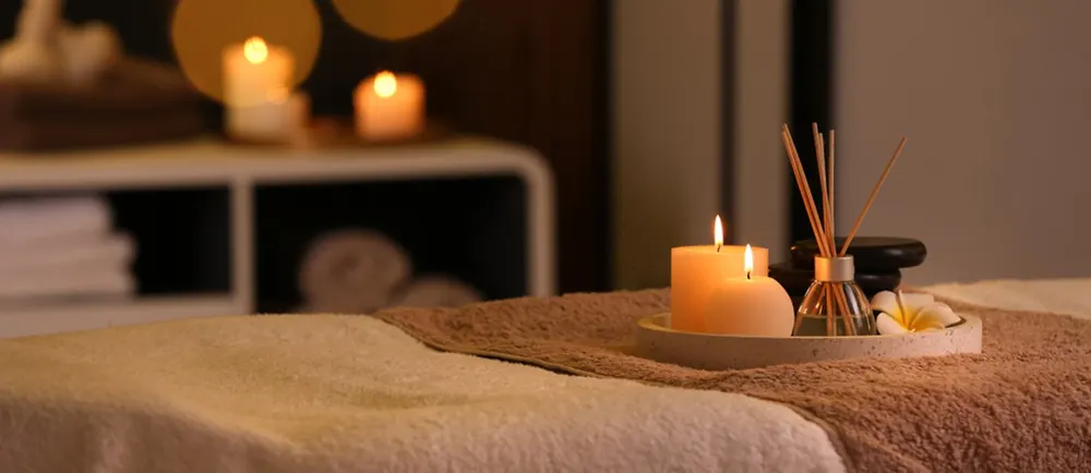 Table de massage avec bougies et huiles essentielles