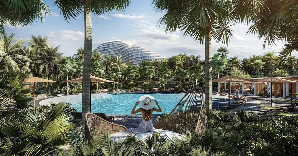 Piscine bordée de palmiers avec des transats et des allées de jardin